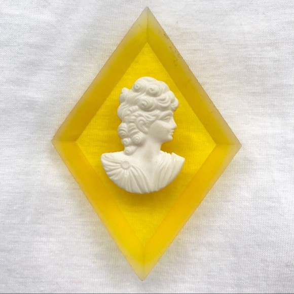 Vintage Lucite Cameo - Picture 2 of 7
